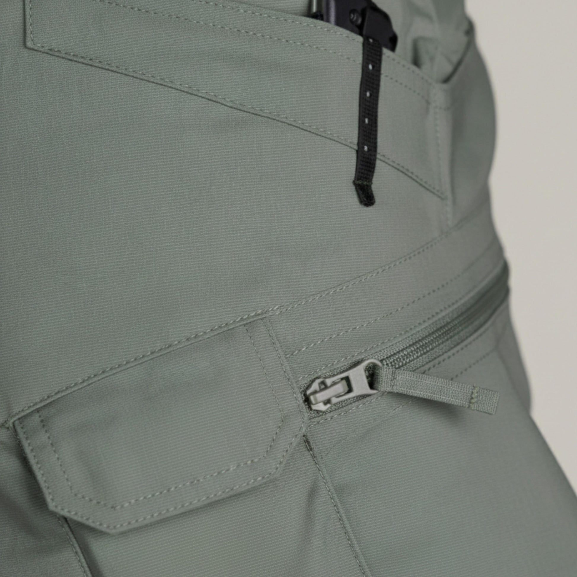 Men's Knee Length Cargo Shorts With Utility Pockets-Jivoca